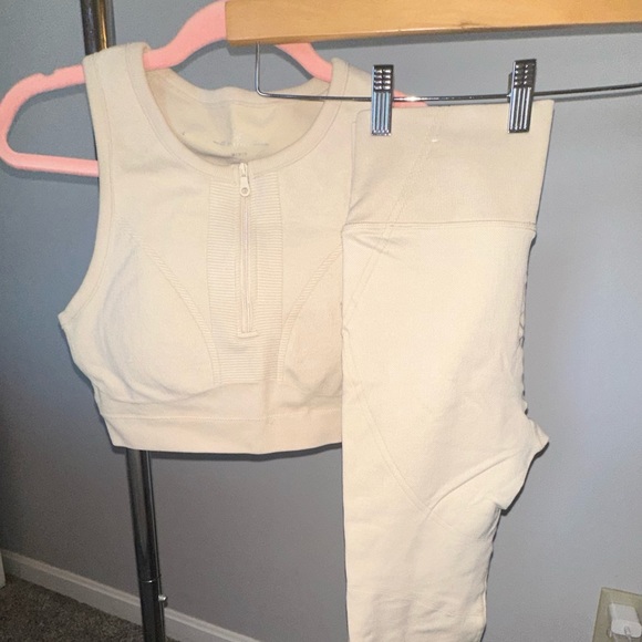 Aerie Offline Workout Set - Picture 5 of 7